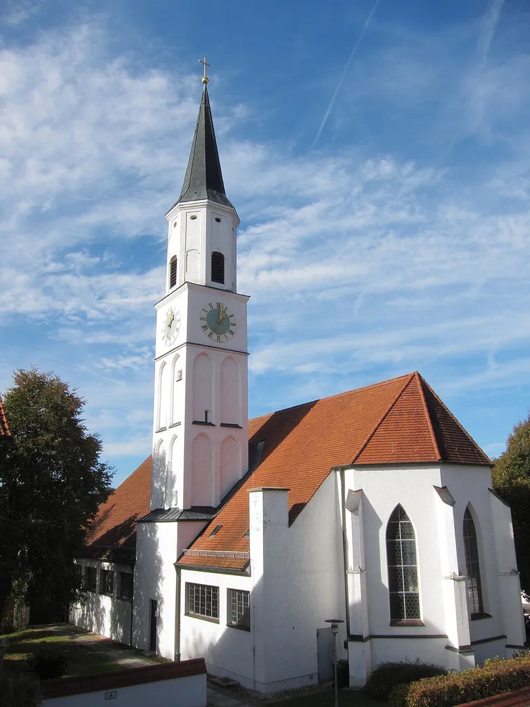 Buch am Erlbach; kath. Pfarrkirche St. Peter und Paul; Chor und Turmuntergeschosse gotisch, Langhaus modern; mit Ausstattung.