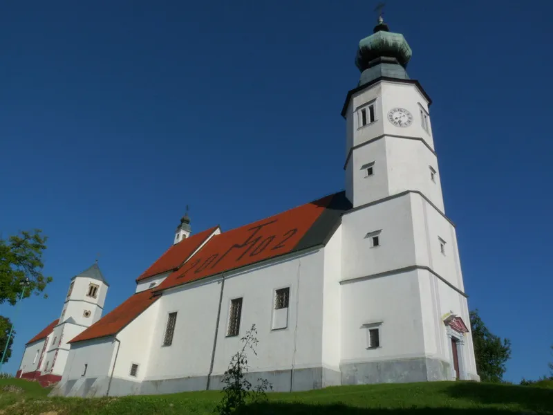 Cerkev sv. Matere božje, v ozadju sv. Ana, Spodnje Tinsko.