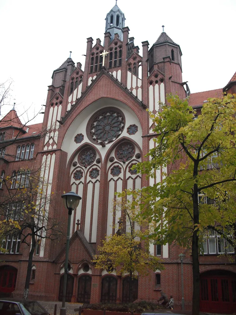 Außenaufnahme der Kirche von vorne
