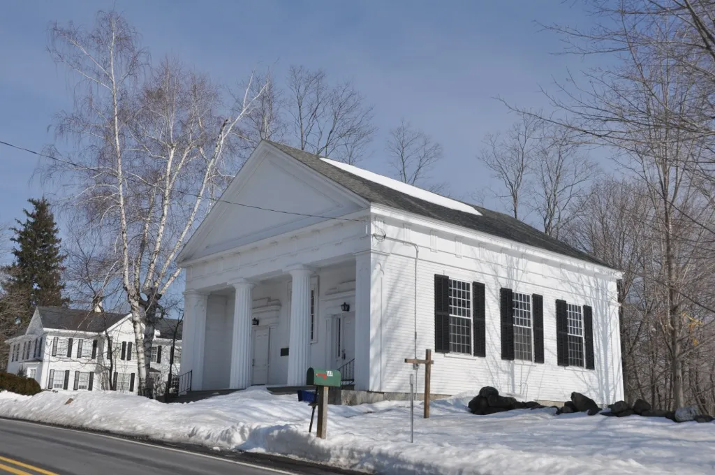 The Unitarian Church in Hampton Falls, New Hampshire. This is an image of a place or building that is listed on the National Register of Historic Places in the United States of America. Its reference number is 84000558 (Wikidata).