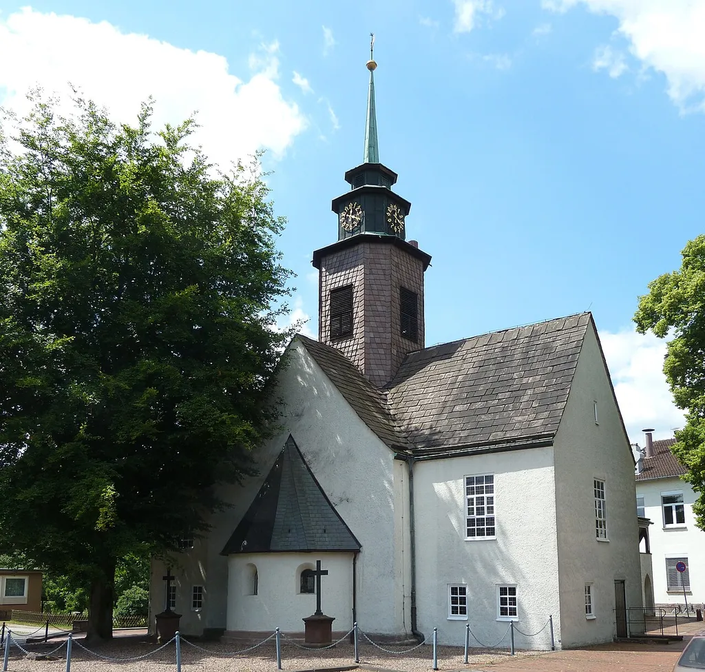 Ev.-luth. Kirche St. Pauli in Holzminden-Altendorf. Im Kern romanisch, zahlreiche Umbauten, 1953/54 Erweiterung zu kreuzförmigem Grundriss und Dachreiteraufbau