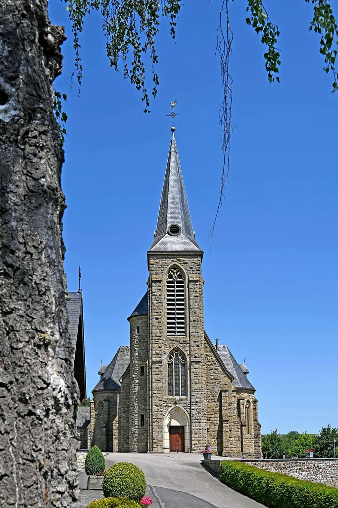 Dreikönigskirche (Oudler), Westfassade mit Turm und Portal