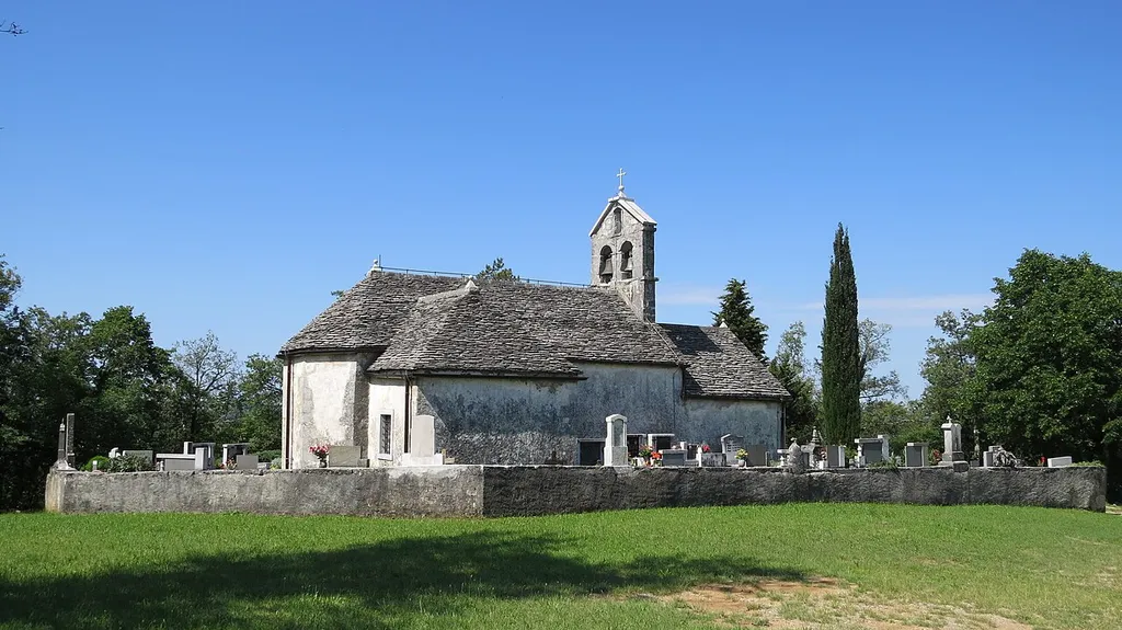 Cerkev sv. Tomaža v vasi Stomaž v občini Sežana.