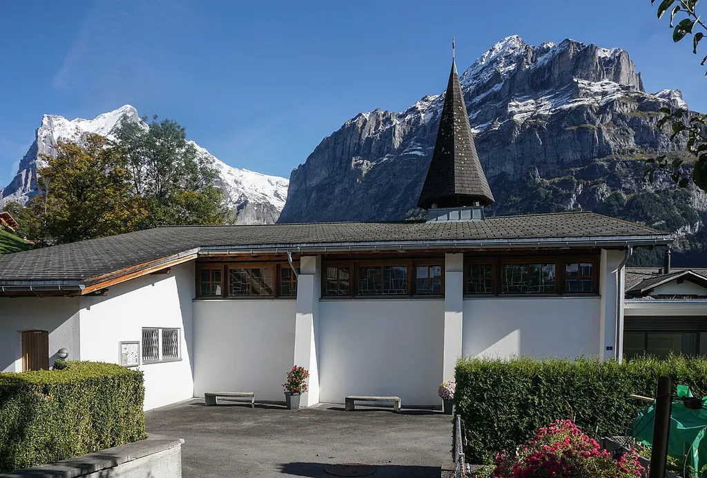 Römisch-katholische Kirche Seitenansicht. Hintergrund Wetterhorn und Mättenberg..