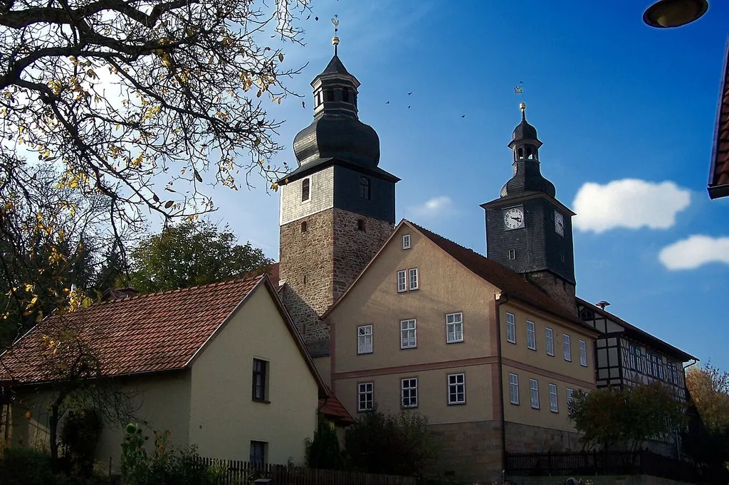 Kirche und Schule mit Schulturm in Stepfershausen, aus der Zeit zwischen 1830 und 1860