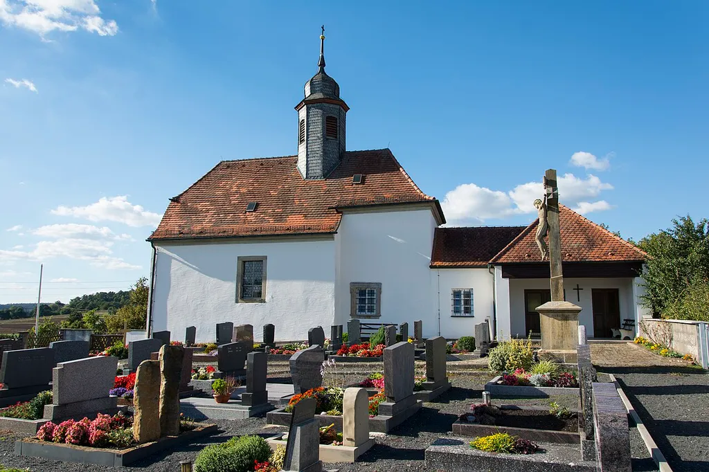 Kirche mit Friedhof