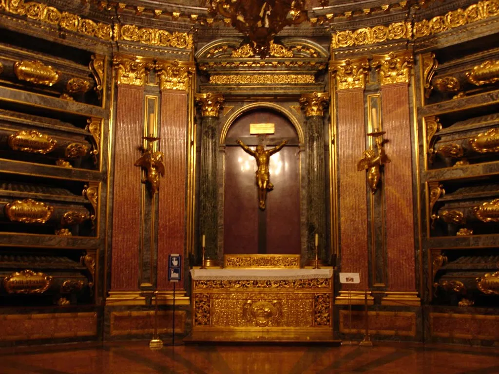 Vista general del altar y del Panteón de Reyes del monasterio de San Lorenzo de El Escorial, (España).