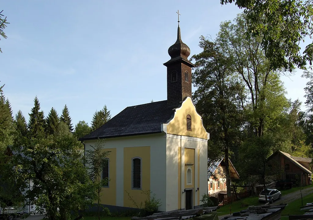 Der denkmalgeschützte, tonnengewölbte Saalbau der Filial- und Wallfahrtskirche Maria Bründl in der Gemeinde Putzleinsdorf (Oberösterreich) wurde zwischen 1712 und 1716 an Stelle einer hölzernen Kapelle errichtet. Die schlichte Kirche mit angestiftetem Walmdach und mittels Lisenen gegliederter Fassade beherbergt einen frühbarocken Hochaltar (1660/79), der ein Gnadenbild Maria-Hilf (1714) von Johann Philipp Ruckerbauer zeigt. This media shows the protected monument with ObjektID 14842 in Austria. (Commons, de, Wikidata)