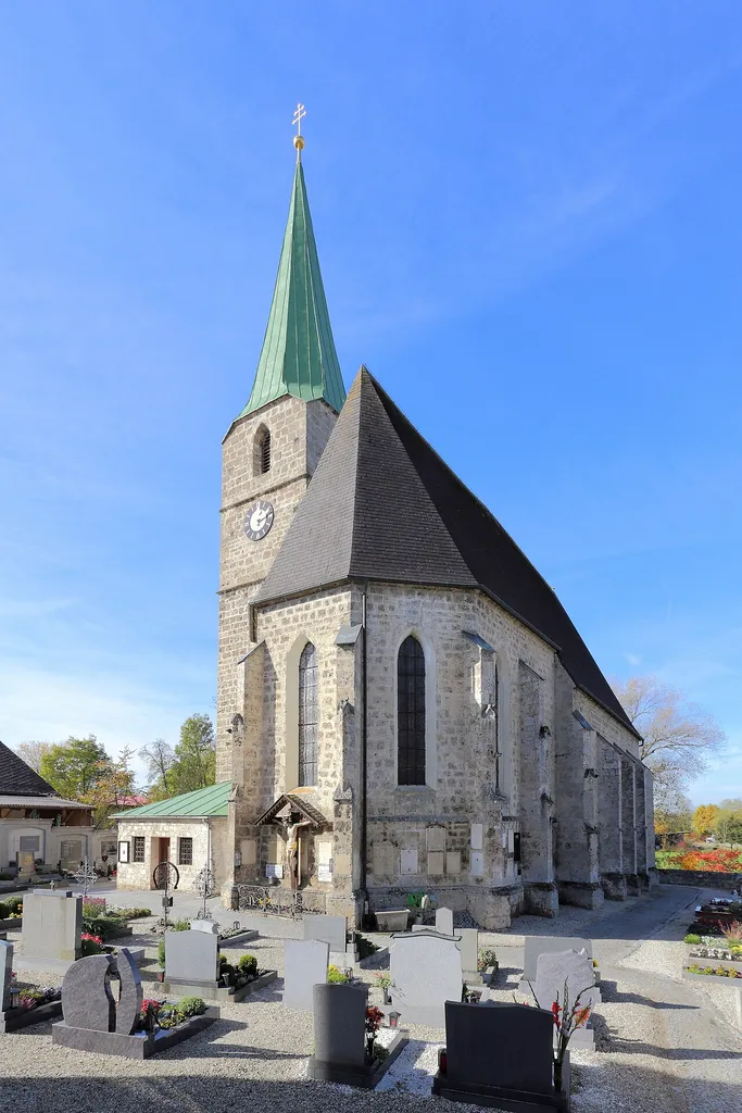 Nordostansicht der katholischen Pfarrkirche hl. Georg in der oberösterreichischen Gemeinde St. Georgen bei Obernberg am Inn. Ein Tuffquaderbau mit einem einschiffigen Langhaus. Der zweijochige Chor mit 3/8-Schluß ist leicht eingezogen.