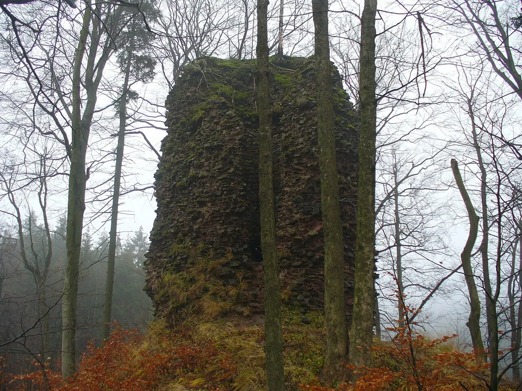 Pozostałości po wieży zamku Radosno (Góry Suche)