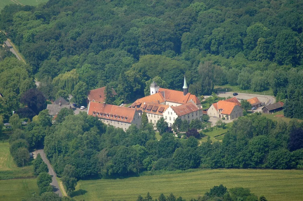 Kloster Vinnenberg im Warendorfer Ortsteil Milte ist ein ehemaliges Zisterzienserinnen- und Benediktinerinnenkloster. Es wird heute vom Bistum Münster als Seminar- und Exerzitienhaus genutzt.Das Foto entstand während des Münsterland-Fotoflugs am 1. Juni 2014. Hinweis: Die Aufnahme wurde aus dem Flugzeug durch eine Glasscheibe hindurch fotografiert. This file was uploaded with Commonist.