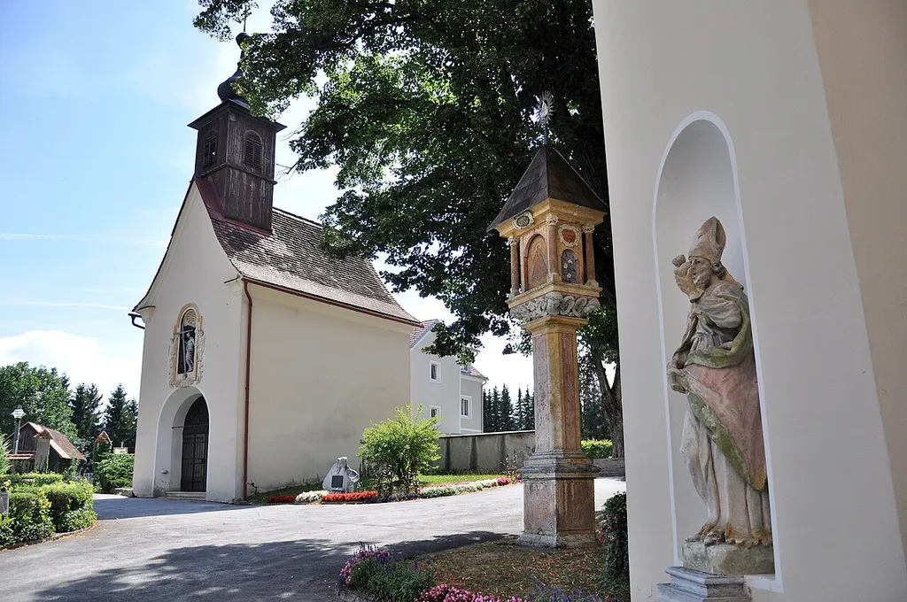 Kirchhof mit Antoniuskapelle und Tabernakelbildstock