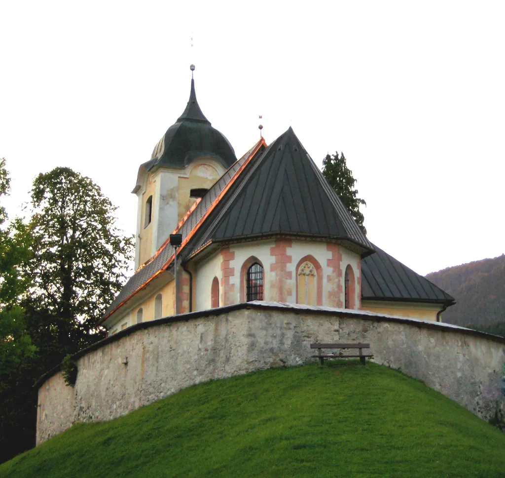 Župnijska cerkev sv. Duha v Ratečah (severozahodna Slovenija).