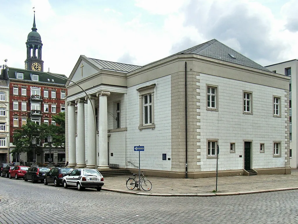 Der Bau, vom Altonaer Architekten Ole Jørgen Schmidt, Schüler von C. F. Hansen an der Kopenhagener Akademie, ist als Saalbau mit flachgedecktem Innenraum und umlaufender Säulenempore der reinste klassizistische Kirchenbau im Hamburger Stadtgebiet.