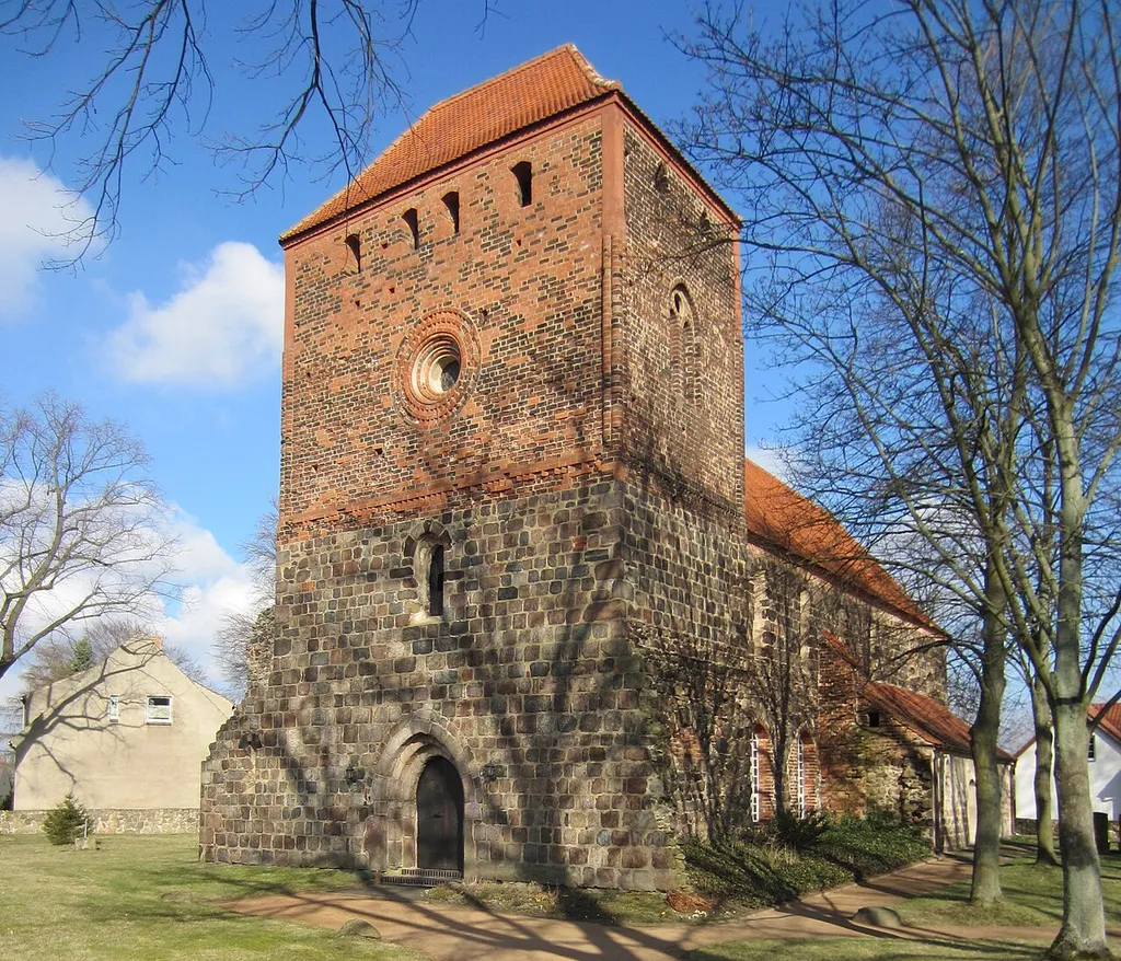 Massen, Gemeinde Massen-Niederlausitz, denkmalgeschützte Dorfkirche, Ansicht von Südwesten
