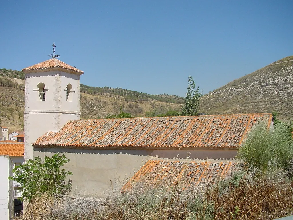 Vista lateral de iglesia en Valverde de Alcalá.