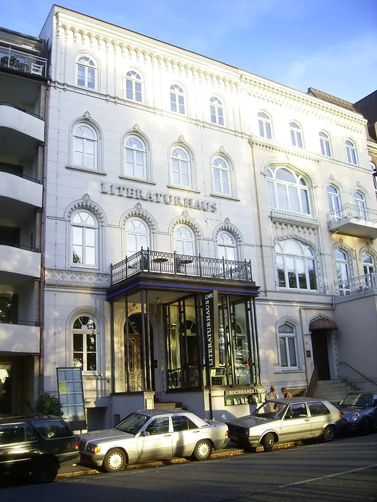 Der Bau Schwanenwik 38 auf der Uhlenhorst wurde 1867/68 nach Plänen von Jean-David Jollasse erbaut. Nach diversen unterschiedlichen Nutzngen wurde es 1988/89 durch das Architekturbüro Schramm, v. Bassewitz, Hupertz &amp; Partner restauriert und dient seither dem Literaturhaus Hamburg als Heimstatt.