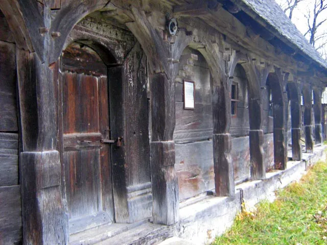 Biserica de lemn din Brebi, Sălaj. Stâlpii târnaţului.