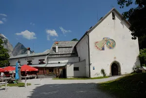 Kath. Filialkirche hl. Maria Magdalena, Friedhof und Gasthof