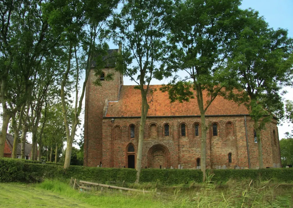 De Hervormde Sint Annakerk uit ca. 1200 in Hantumhuizen Gemeente Dongeradeel in Friesland