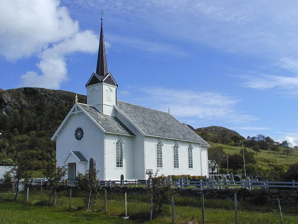 Sande kirke i Møre og Romsdal. Foto: Max Ingar Mørk. Fra Riksantikvarens Kulturminnesøk.