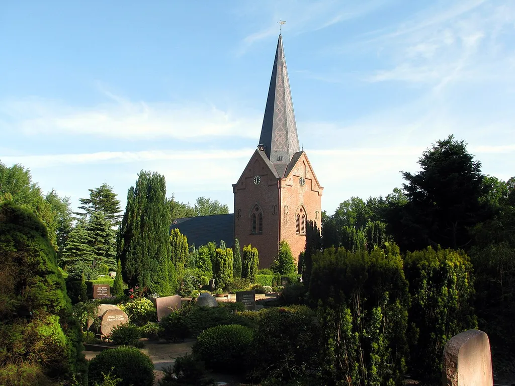 Die Drelsdorfer Kirche St. Marien- und St. Johannis mitsamt dem sie umgebenden Friedhof der evangelisch-lutherischen Kirchengemeinde