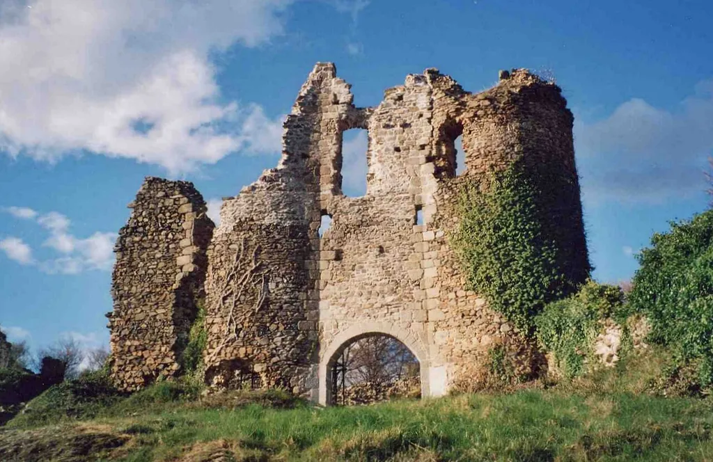 Château de Montgilbert en Auvergne (13e-15e siecle). Vue du châtelet d'accès à la cour haute en 2002.