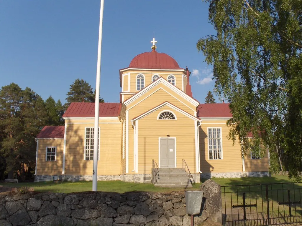 Uukuniemen kirkko ulkoa pääovelle päin kuvattuna.