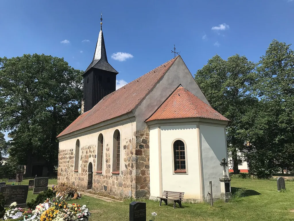 Die Dorfkirche in Zöllmersdorf der Stadt Luckau entstand um 1300 und wurde 1911 erheblich umgebaut.