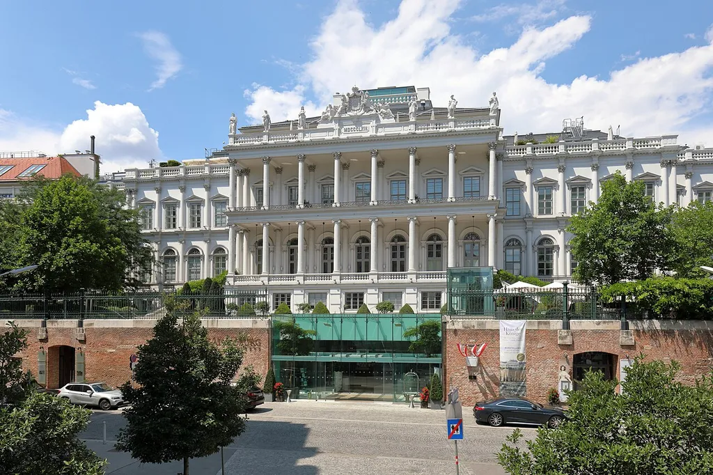 Südostansicht des Palais Coburg an der Adresse Coburgbastei 4 im 1. Wiener Gemeindebezirk Innere Stadt.Das Palais wurde im Auftrag von Ferdinand Georg August von Sachsen-Coburg-Saalfeld-Koháry in rund 5 Jahren Bauzeit ab 1840 errichtet. Im Zuge der Schleifung der Bastei wurde 1864 die Attikazone von Franz Neumann und Leopold Mayer neu gestaltet.