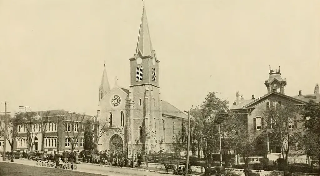 The Cathedral of Saints Peter and Paul, State Street, Alton, Illinois, en 1912. Now a parish church in the Diocese of Springfield.
