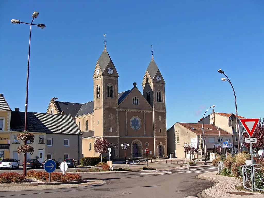 Carling place de l'église et église Saint-Gérard de Majella