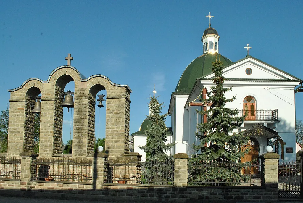 Церква Св. Трійці на вул. Лесі Українки, 3 у смт Микулинці Теребовлянського району Тернопільської області.