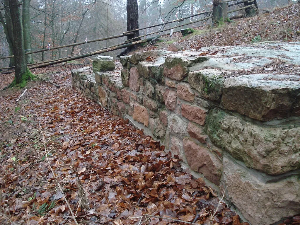 Eine freigelegte und teilweise rekonstruierte Mauer der Burganlage auf dem Gräfenberg