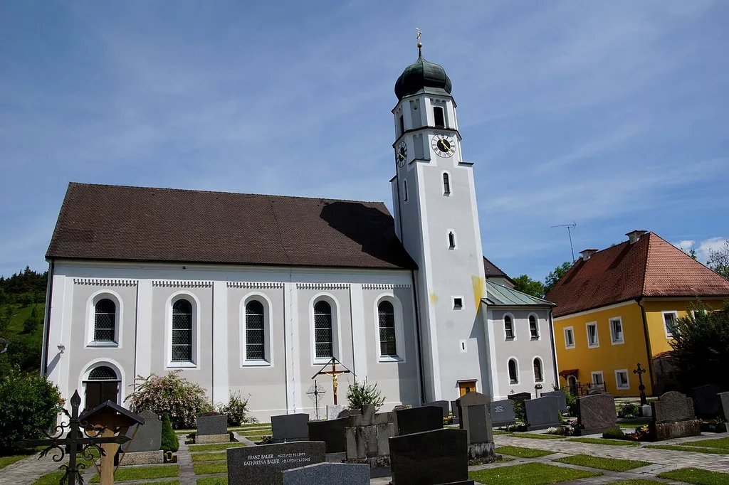 Die katholische Pfarrkirche St. Peter in Adertshausen in der Oberpfalz