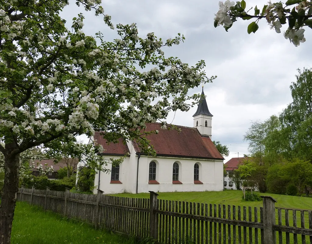 Pähl, OT Kerschlach. Die Dorfkirche St. Ulrich ist ein im Kern mittelalterlicher Saalbau mit stark eingezogenem Rechteckchor, angefügter Sakristei und massivem Dachreiter. Eine Umgestaltung des Gebäudes erfolgte in der 2. Hälfte des 17. Jahrhunderts.