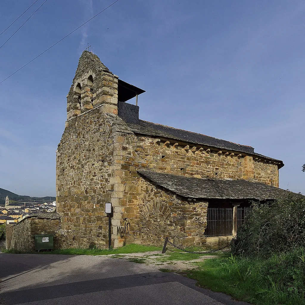Campanario de la iglesia y atrio, añadidos en el siglo XVII a la iglesia del siglo IX.
