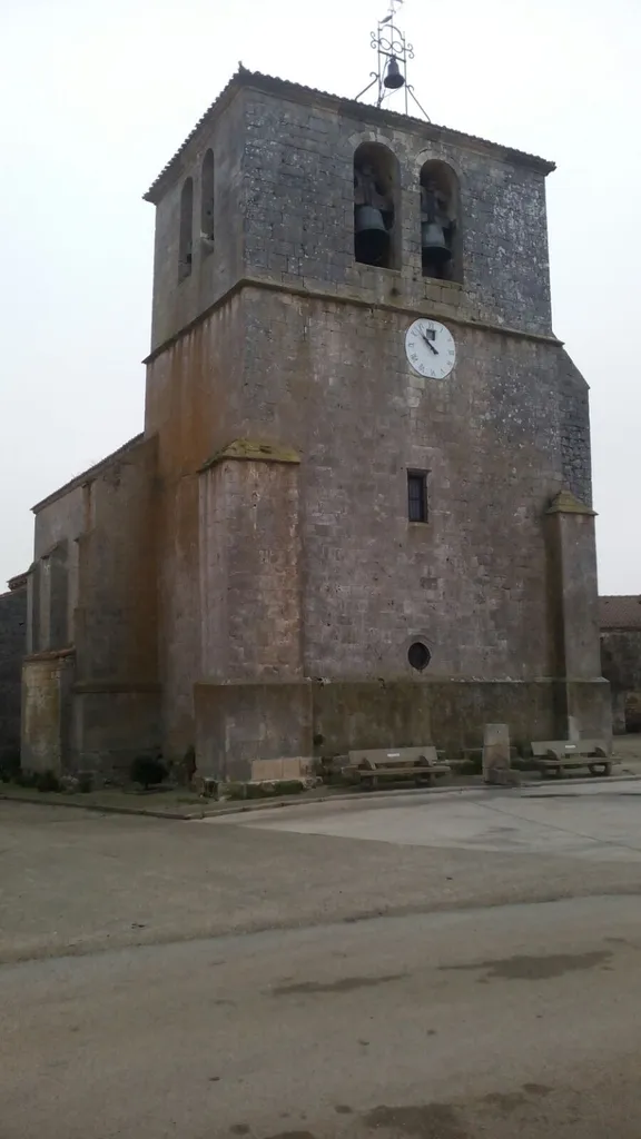 Fachada principal junto con el reloj y campanario