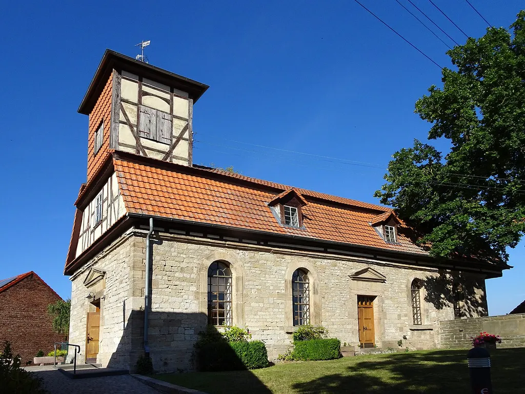 Lüderbach, Gemeinde Ringgau im nordhessischen Werra-Meißner-Kreis. Die evangelische Pfarrkirche des Ortes wurde zwischen 1329 und 1445 erbaut. Im westlichen Teil ist noch romanisches Mauerwerks eines ehemaligen Wehrturms erhalten. Durch Lüderbach führen der Herkules-Wartburg-Radwanderweg, der Werra-Burgen-Steig Hessen (X5H) und der Elisabethpfad.
