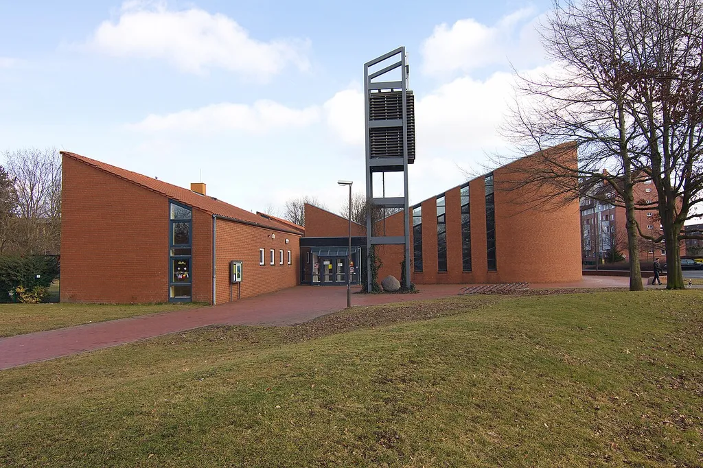 Elia-Kirche (geweiht 1988) an der Konrad-Adenauer-Straße 33 in Langenhagen, Niedersachsen, Deutschland.