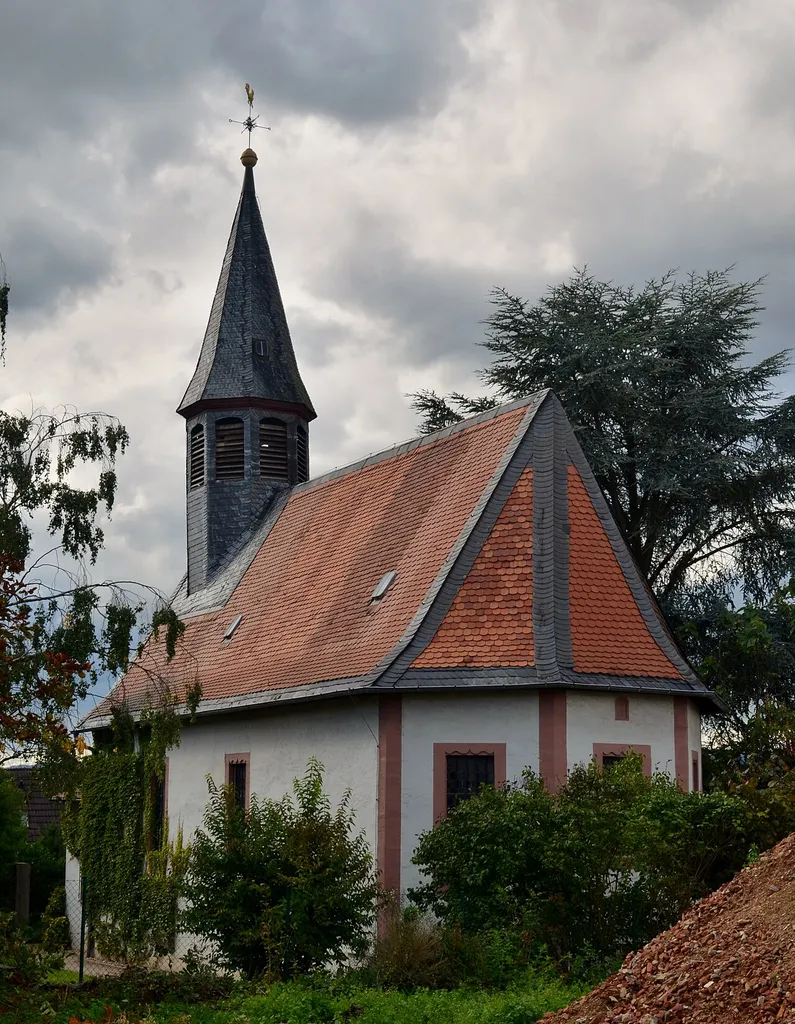 Evangelische Kirche in Bad Vilbel Massenheim. Blick von Osten auf die Apsis.