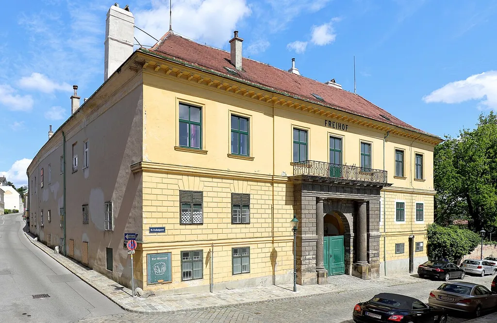 Der Altenburger Freihof in Nussdorf, ein Bezirksteil des 19. Wiener Gemeindebezirkes Döbling.Der Freihof ist urkundlich ab 25. Juli 1346 nachweisbar und war bis 1788 im Besitz des Stiftes Altenburg. Das mächtige klassizistische Bauwerk mit einer repräsentativen Portalanlage in der Freihofgasse hat eine Kernsubstanz aus dem 16. Jahrhundert und war zuletzt ein Teil der Nußdorfer Bierbrauerei.