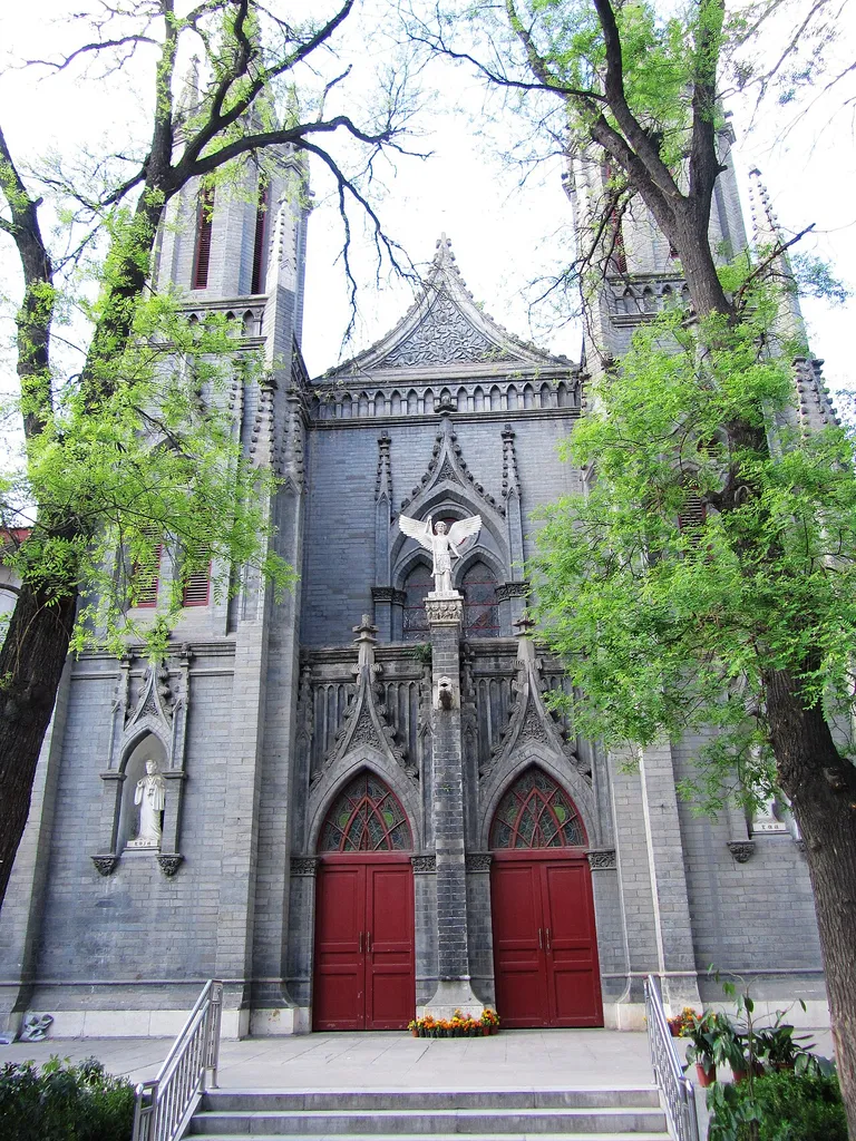 ​北京东交民巷天主堂（圣米厄尔教堂），南面。