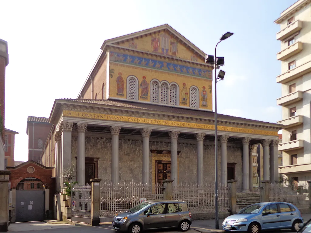 Milano, chiesa di Santa Croce in via Giuditta Sidoli. Fu costruita dal 1913 al 1917 su progetto di Cecilio Arpesani. In facciata mosaici di ispirazione bizantina realizzati fra il 1960 e il 1961 su disegno di Paolo Rivetta.Fonte: Maurizio Boriani, Corinna Morandi, Augusto Rossari, Milano contemporanea. Itinerari di architettura e di urbanistica, Maggioli Editore, 2007, p. 225. ISBN 978-88387-4147-0.