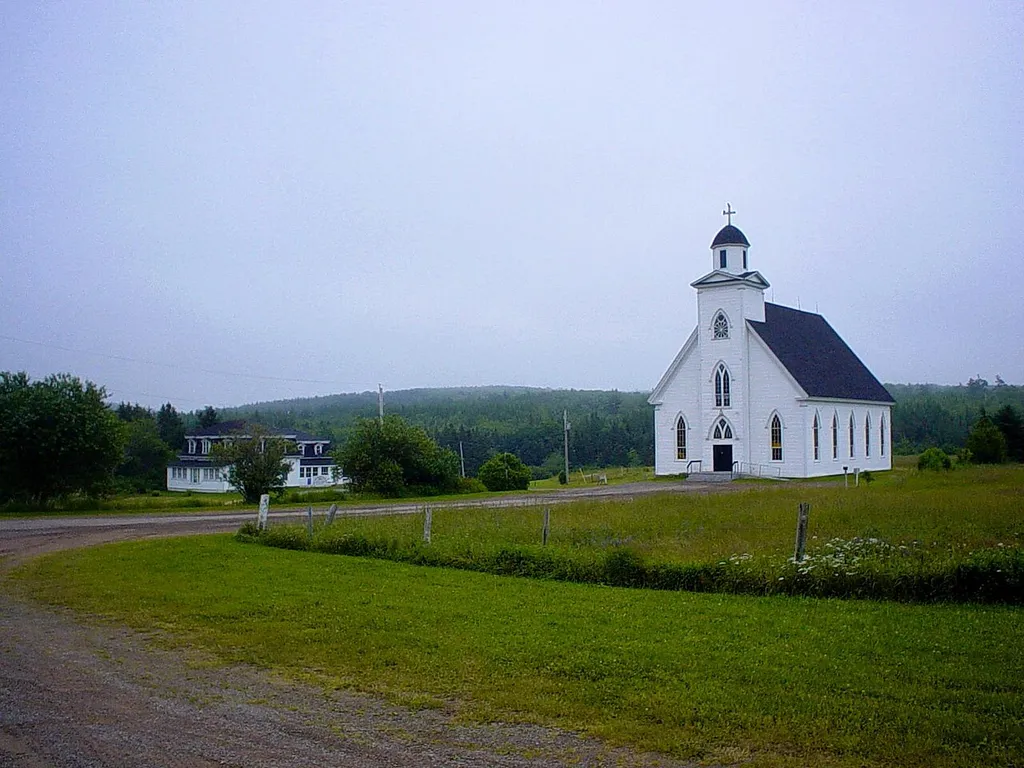 Glen Dale, Nova Scotia. St. Mary of the Angels Roman Catholic Church with foggy, hilly backdrop: "This Is Cape Breton". Glen Dale, Nouvelle-Écosse. Église catholique Ste-Marie-des-Anges à contexte brumeux et vallonné: «Voici Cap-Breton». Glen Dale, Nueva Escocia. Iglesia Católica de Santa María de los Ángeles con un entorno brumoso montañoso: "Aquí Hay Cabo Bretón".