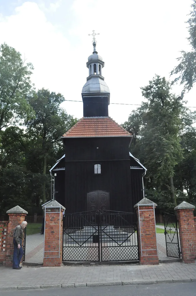 Lenartowice - drewniany kościół parafialny pw. Wniebowzięcia NMP z 1758 r.