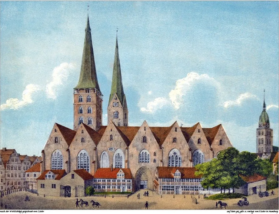 Hamburger Mariendom mit den Türmen der Hauptkirchen St. Petri (2. von links) sowie St. Jacobi (rechts)