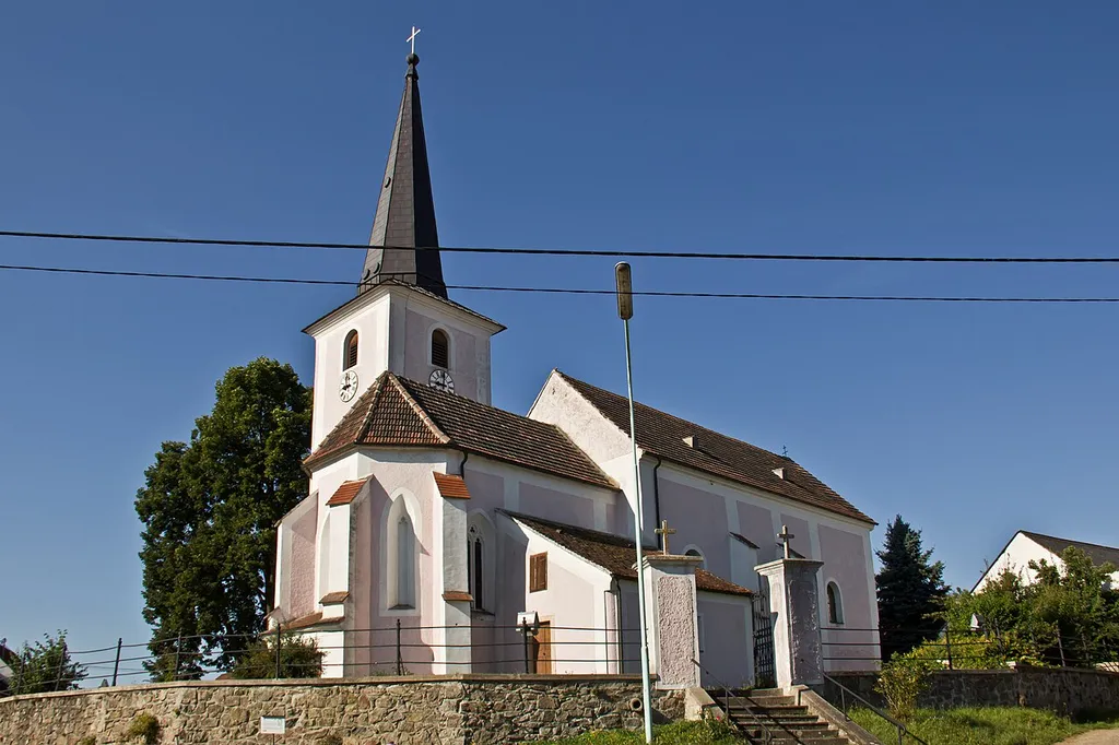 Die Pfarrkirche von Speisendorf ist dem Heiligen Nikolaus geweiht. Die im Kern romanische, barockisierte Saalkirche mit gotischem Chor und Südturm liegt im Nordwesten des Ortes etwas erhöht in den Anger geschoben und war ursprünglich von einem Friedhof umgeben