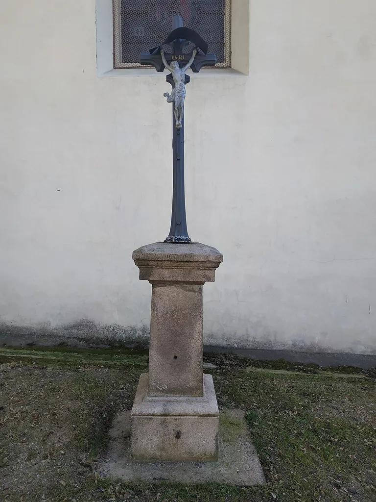 Kříž v Jílovém u Prahy u kostela.