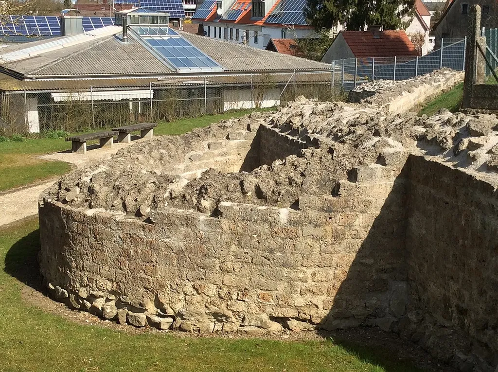 Konservierte Ruine im Archäologischen Park, Turm 9, des spätantiken Kastells Kellmünz in Deutschland (Caelius Mons).